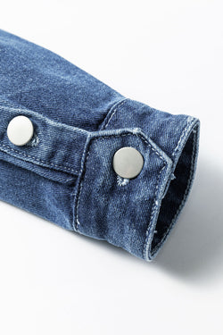 Lavandino luminoso blu cielo in difficoltà con la giacca di jeans sfilacciata