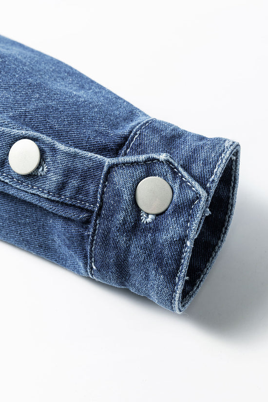 Lavandino luminoso blu cielo in difficoltà con la giacca di jeans sfilacciata