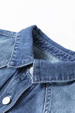 Lavandino luminoso blu cielo in difficoltà con la giacca di jeans sfilacciata