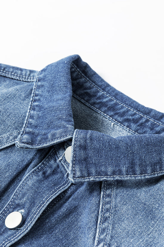 Lavandino luminoso blu cielo in difficoltà con la giacca di jeans sfilacciata
