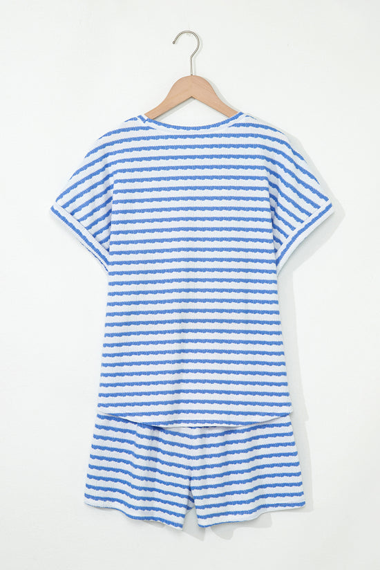 Top a manicotto corto a maglia nera e pantaloncini da cofano