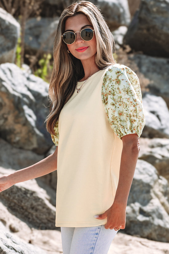 Contrasto beige Contrasto floreale con manica a bolle