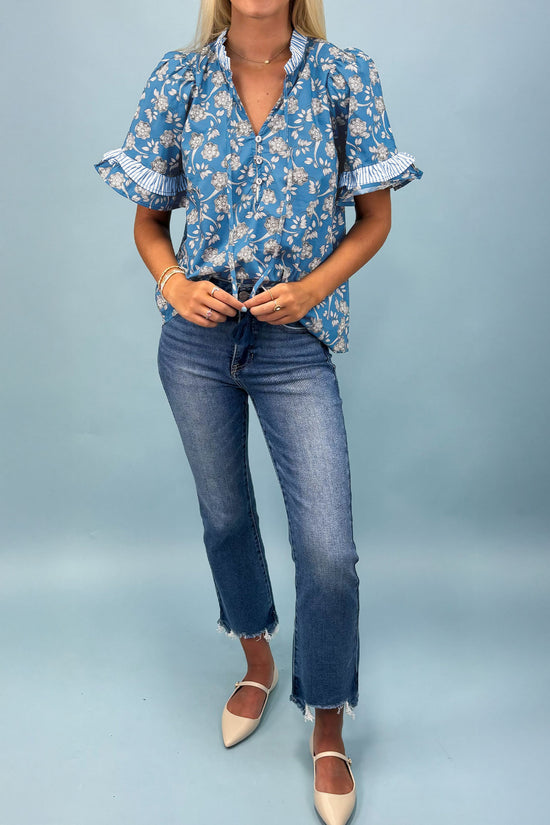 Blusa de manga curta com estampa floral azul com botão e gola listrada