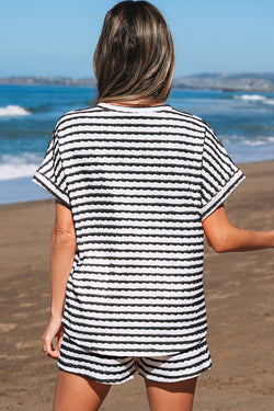 Tapa de manga corta de punto negro y pantalones cortos con cordón