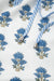 Mini vestido floral azul celeste com manga bufante amarrada no pescoço e bolso