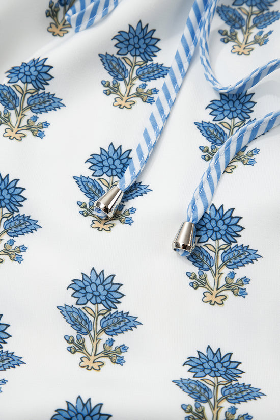 Mini vestido floral azul celeste com manga bufante amarrada no pescoço e bolso