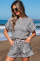 Top a manicotto corto a maglia nera e pantaloncini da cofano