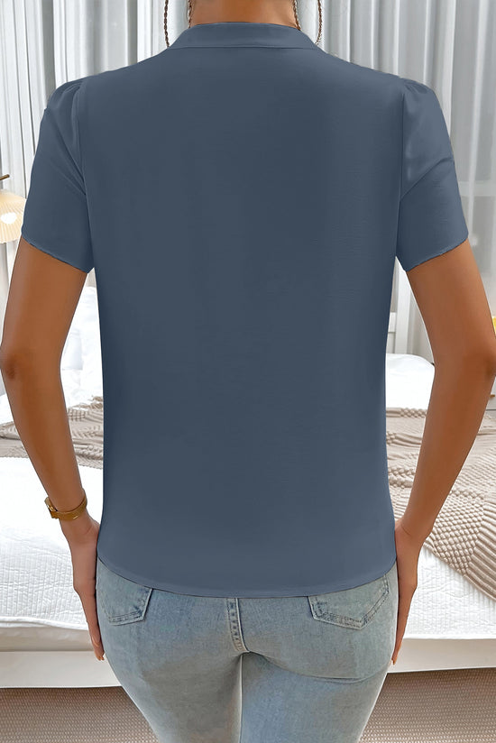 Blusa azul vela com decote entalhado e manga pétala