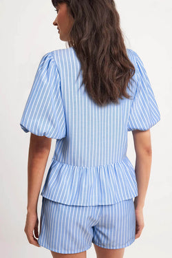 Detalle de Bowknot de rayas azul cielo Top de manga hinchada y pantalones cortos 2 piezas