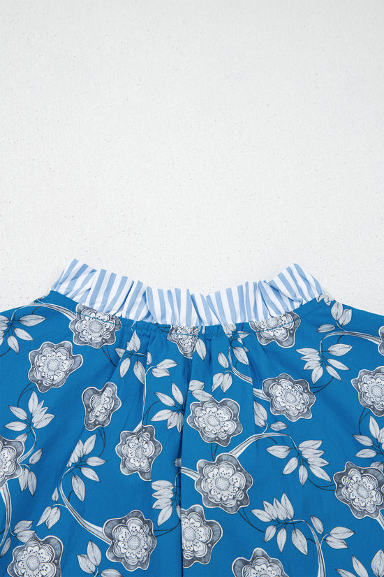 Blusa de manga curta com estampa floral azul com botão e gola listrada