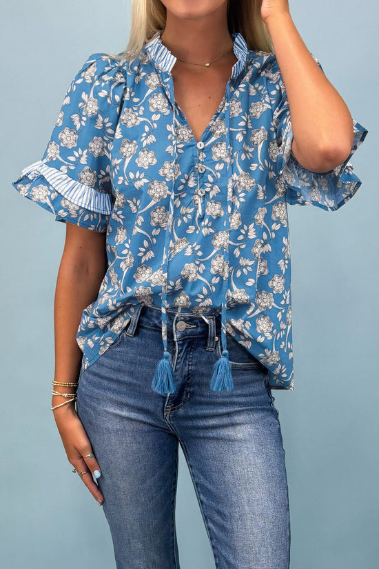 Blusa de manga curta com estampa floral azul com botão e gola listrada