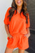 Camisa y pantalones cortos con cuello con textura de color naranja