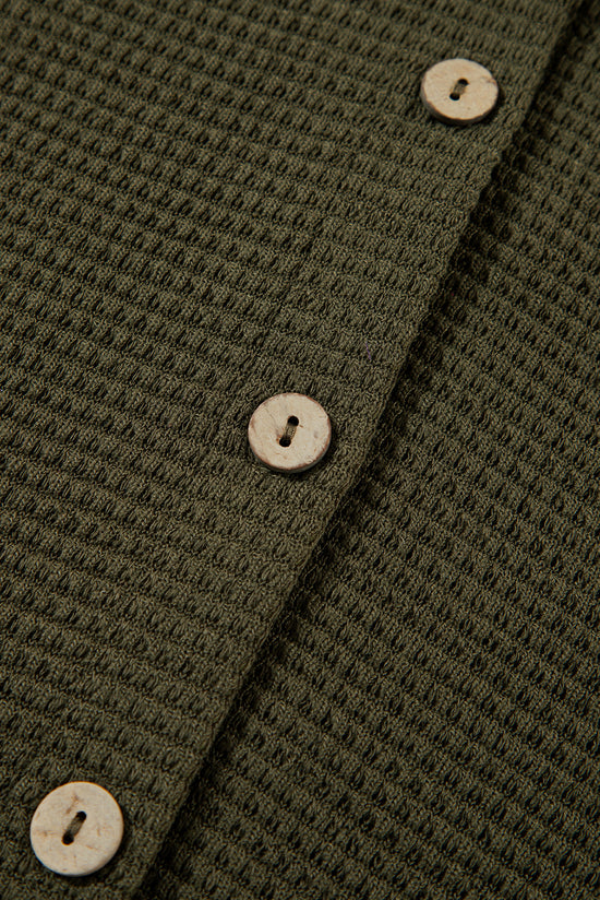 Camisa abotonada con textura de color sólido negro y pantalones casuales