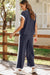 T-shirt à empoche de couleur bleu marine et pantalon de jambe large