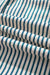 Robe mi-longue à rayures et double volants, manches courtes, bordure contrastée, col en V, marron