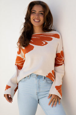 Suéter largo bege com estampa de flores em negrito e manga larga