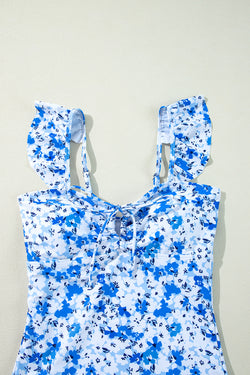 Cingcio blu floreale con lana in cima a cavo out un costume da bagno con un pezzo
