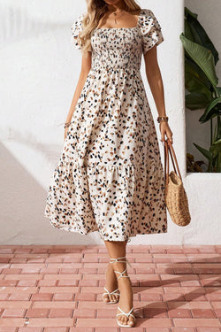 Vestido estampado floral de florecitas fruncido con cuello cuadrado y volantes de manga corta beige
