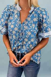 Blusa manga corta con detalle de rayas y cuello con botones y estampado floral azul