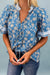 Blusa de manga curta com estampa floral azul com botão e gola listrada