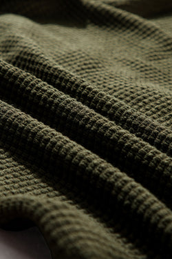 Champe boutonnée texturée de couleur unie noire et pantalon décontracté