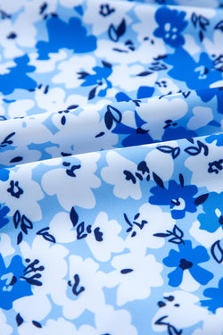 Cingcio blu floreale con lana in cima a cavo out un costume da bagno con un pezzo