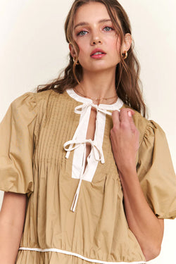 Trimetto di kaki pallido rivestimento a manicotto per soffio a pintuck.