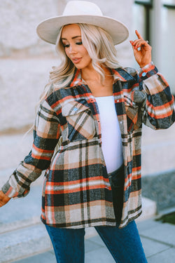 Chaqueta con bolsillos y estampado de cuadros geométricos caqui