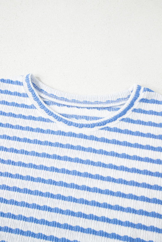 Top a manicotto corto a maglia nera e pantaloncini da cofano