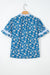 Blusa de manga curta com estampa floral azul com botão e gola listrada