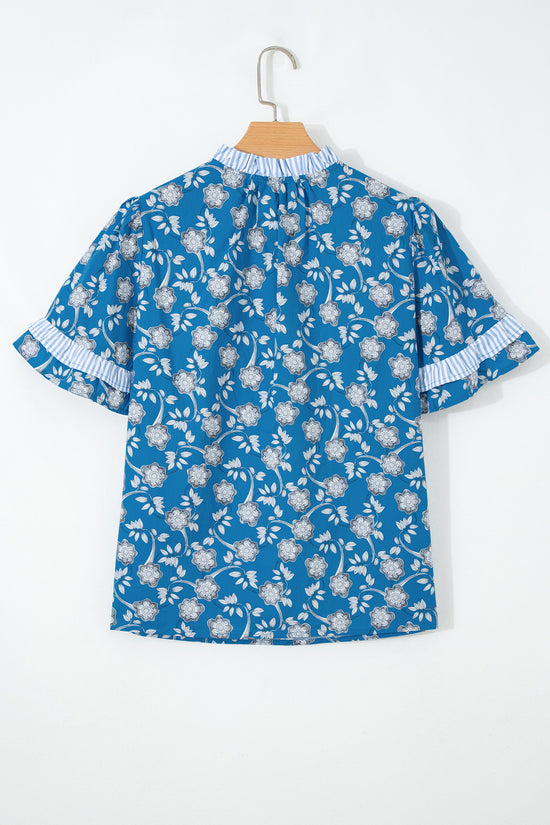 Blusa de manga curta com estampa floral azul com botão e gola listrada