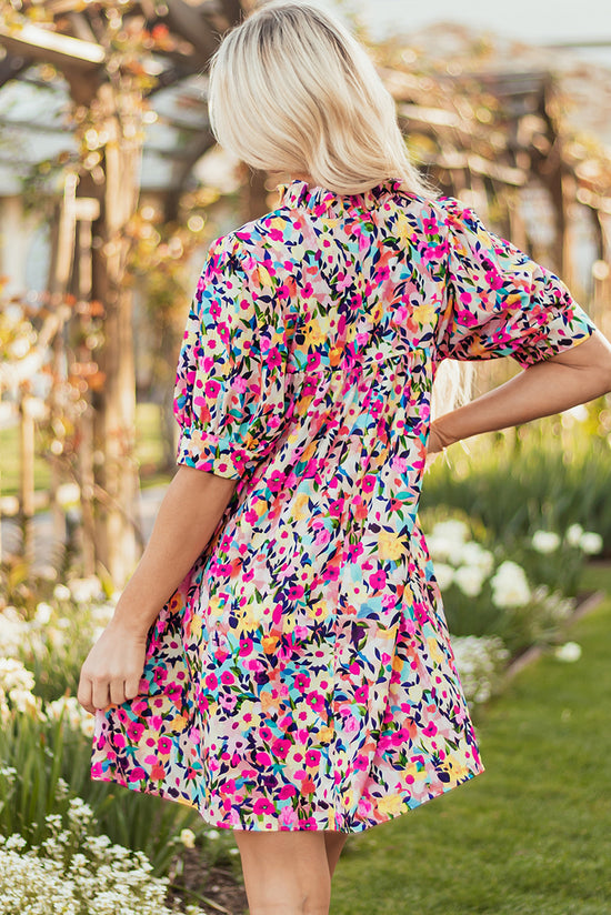 Mini-robe fleurie rose à manches courtes et col en V