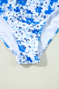 Cingcio blu floreale con lana in cima a cavo out un costume da bagno con un pezzo