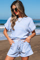 Top a manicotto corto a maglia nera e pantaloncini da cofano