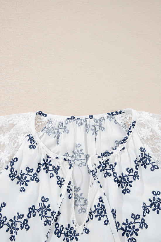 Chemisier bleu en dentelle patchwork floral à manches bulles et col fendu