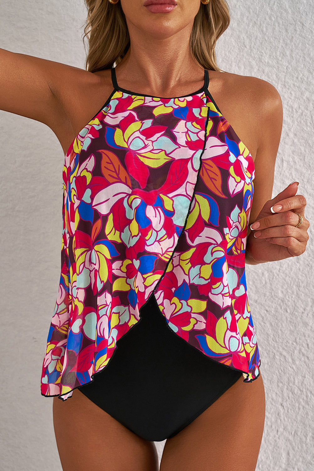Púrpura estampado floral o cuello abierto de una pieza