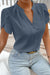 Blusa azul vela com decote entalhado e manga pétala