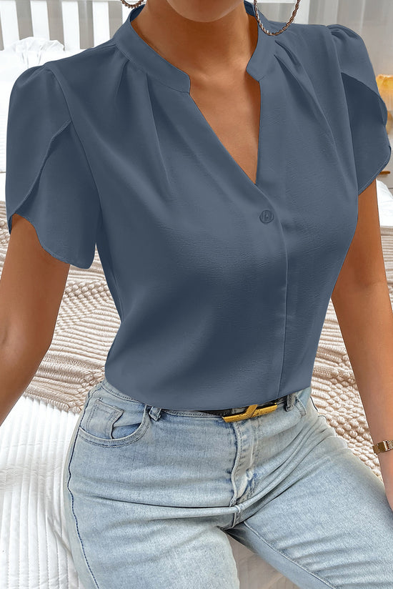 Blusa azul vela com decote entalhado e manga pétala