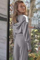 Chaqueta con capucha doble con capucha gris y pantalones de chándal set activo