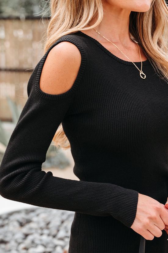 Maglione di spalla fredda a costola nera
