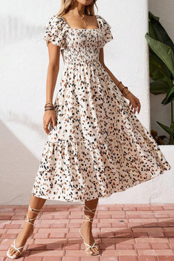 Vestido estampado floral de florecitas fruncido con cuello cuadrado y volantes de manga corta beige