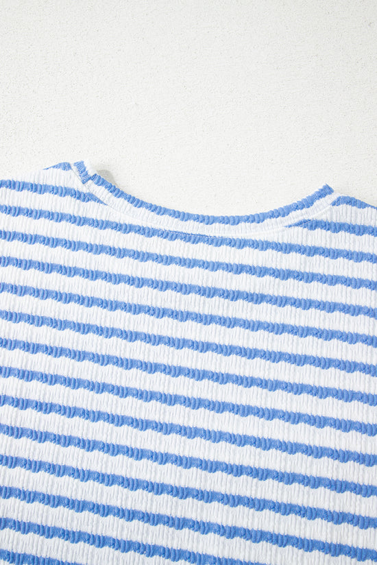 Top a manicotto corto a maglia nera e pantaloncini da cofano