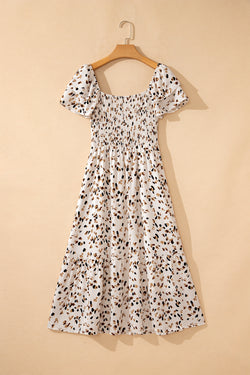 Vestido estampado floral de florecitas fruncido con cuello cuadrado y volantes de manga corta beige