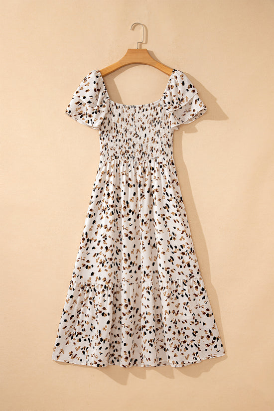 Robe beige à petites fleurs et imprimé floral, smockée, col carré, volants, manches courtes