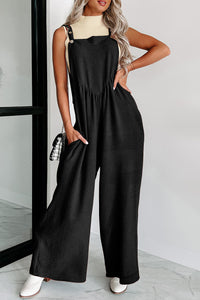 Cinghie abbottonate testurizzate nere arricciate con tuta a gamba ampia