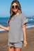 Top a manicotto corto a maglia nera e pantaloncini da cofano