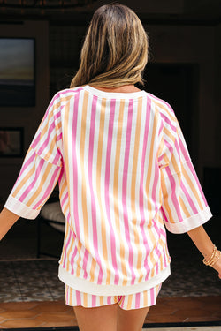 Set casual con maglietta ampia e pantaloncini a mezza manica con spalla cadente a righe rosa