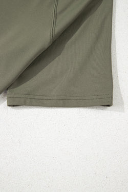 T-shirt lâche à ourlet brut bleu marine et pantalon de jambe large