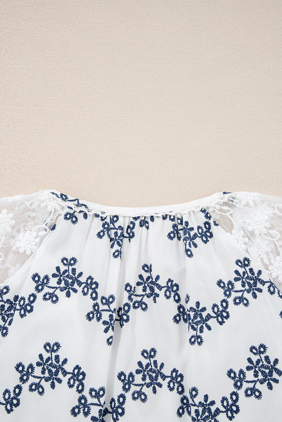 Chemisier bleu en dentelle patchwork floral à manches bulles et col fendu