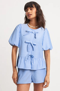 Detalle de Bowknot de rayas azul cielo Top de manga hinchada y pantalones cortos 2 piezas